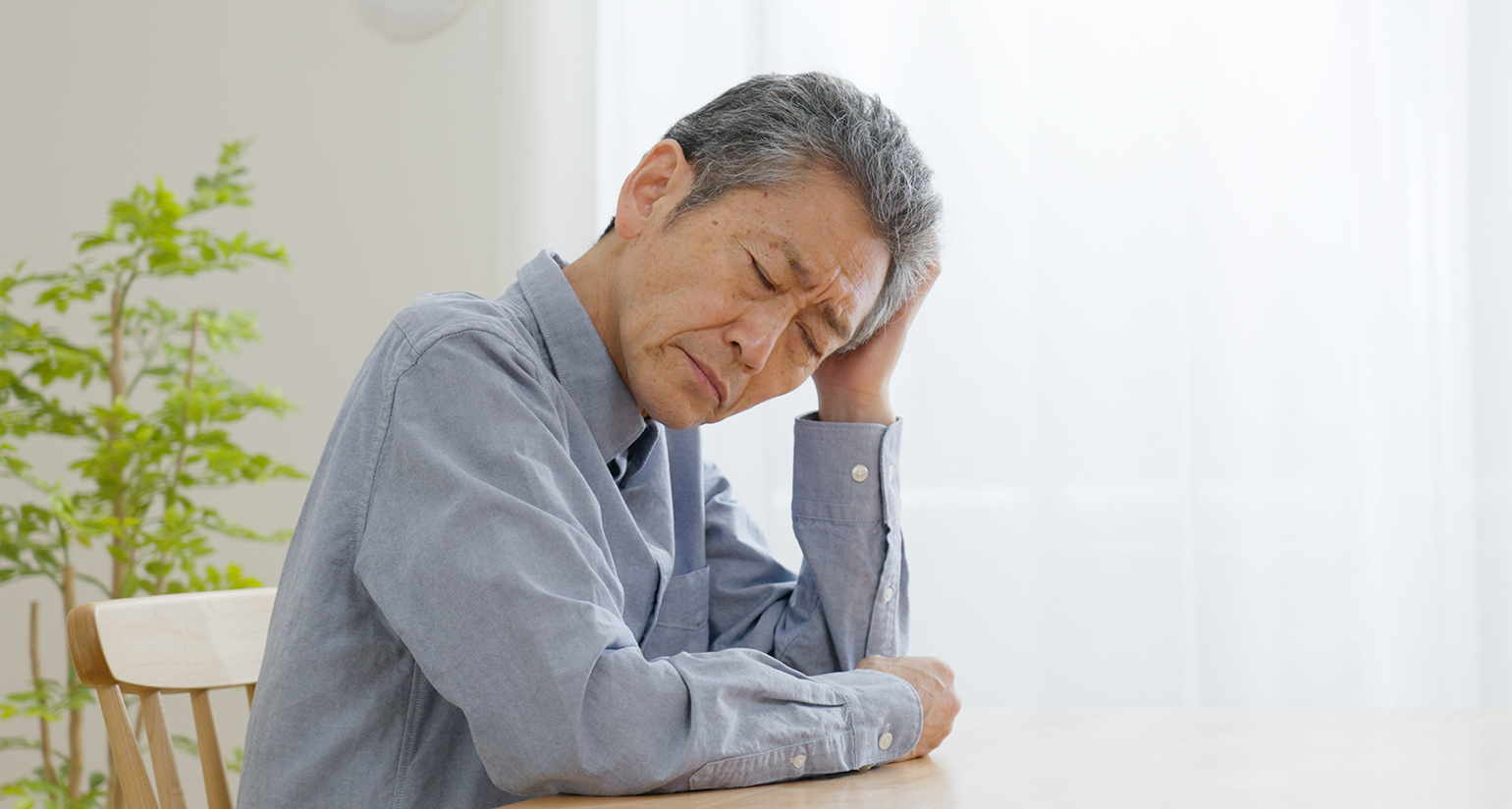 前頭側頭型認知症とは？特徴や接し方をわかりやすく解説