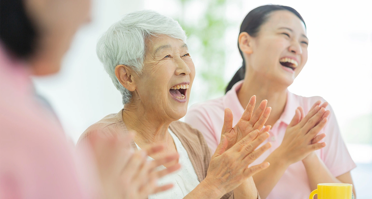 有料老人ホームと特養の違いは？費用・サービス・入居条件を比較