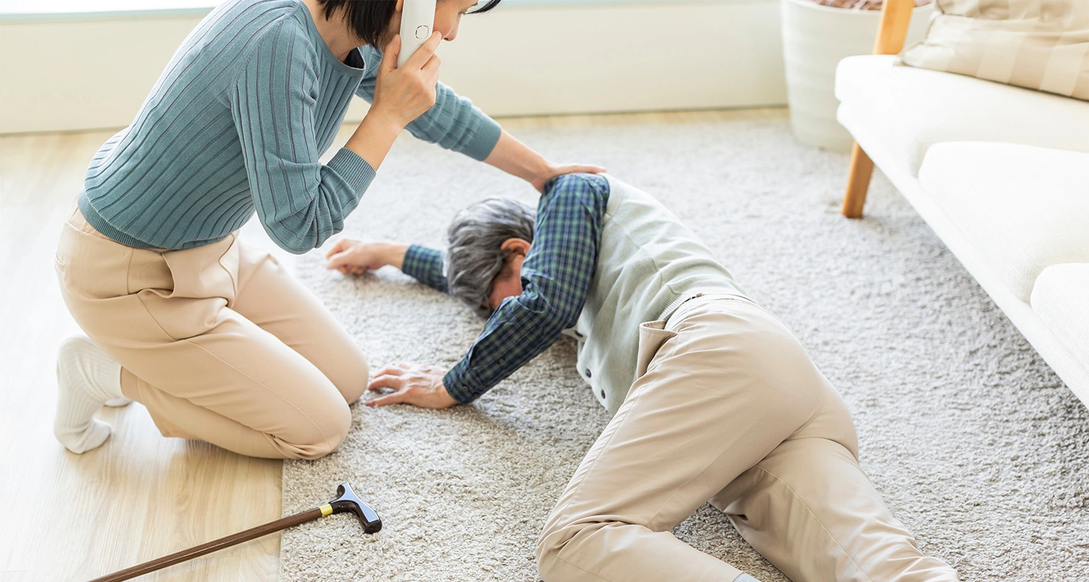 高齢者の転倒はなぜ起こる？原因と対策、万が一の対処法