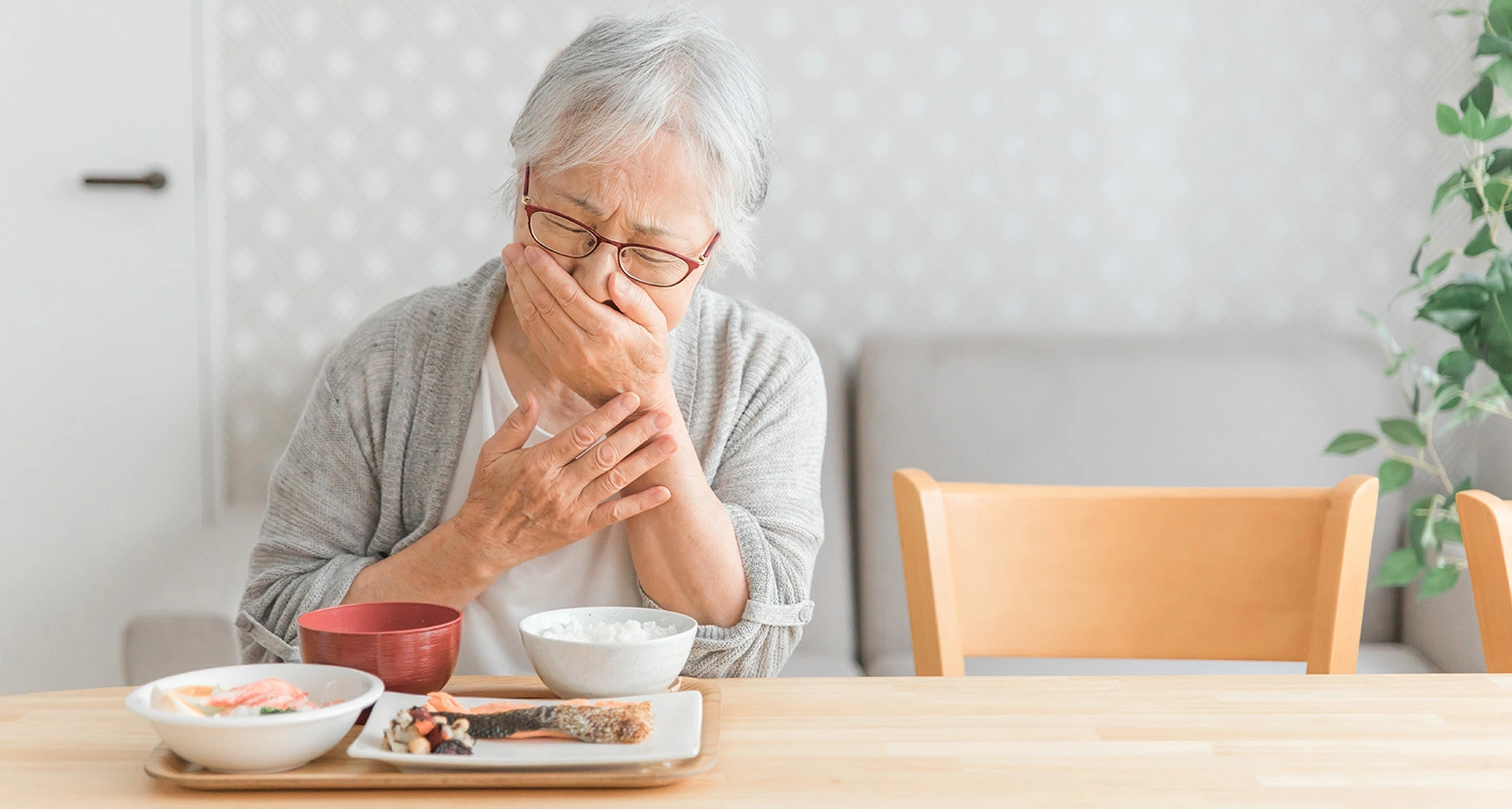 高齢者の食事介助について：おいしく食べるための注意点を解説