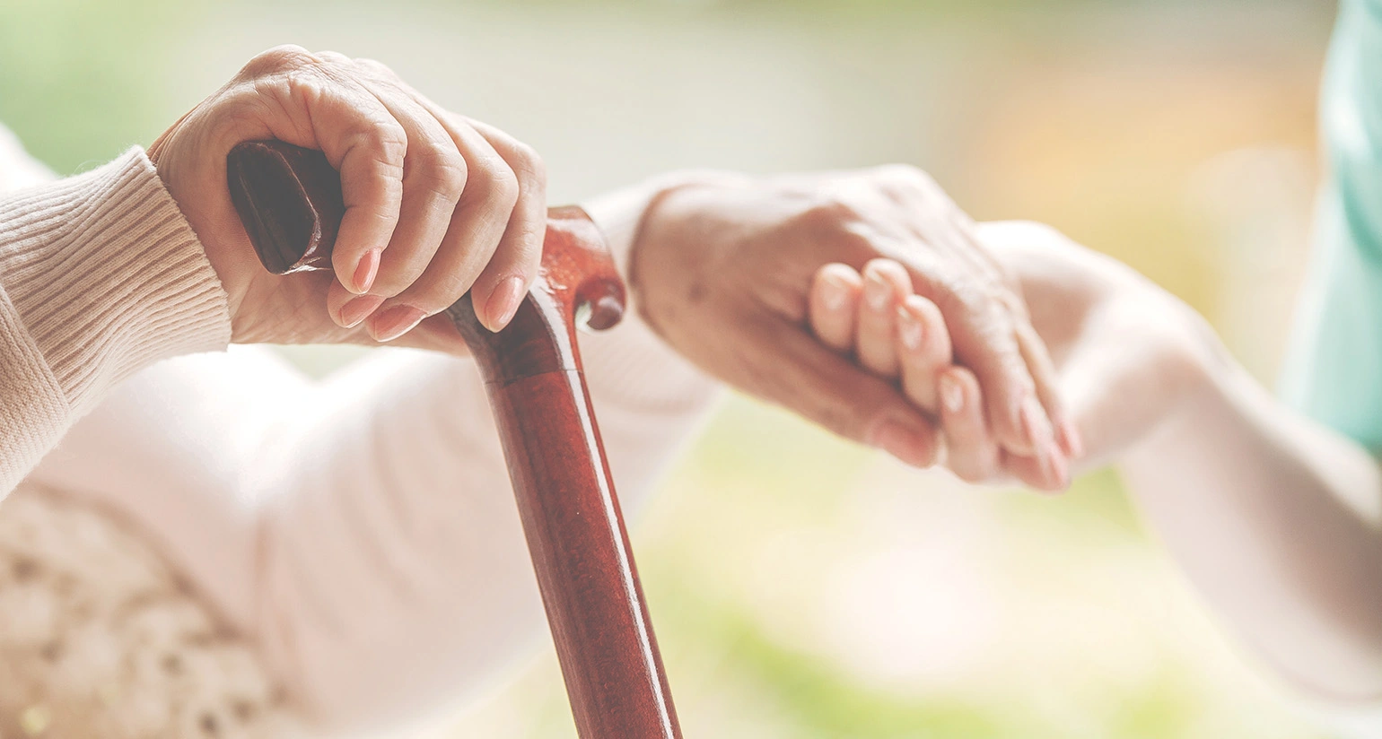 認知症の家族への対応方法は？穏やかに過ごすためのコツを解説